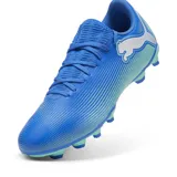 Championes de fútbol Puma Future 7 Play FG/AG, color azul con detalles en verde y logo de Puma en blanco.