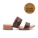 Sandalia casual de cuero marrón con dos tiras anchas sobre el empeine, una de ellas con hebilla dorada. Taco bajo y plantilla acolchada.