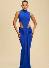 Vestido largo azul eléctrico con cuello alto, sin mangas y aberturas laterales en la cintura. La falda es ajustada con drapeado lateral.