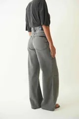 Pantalón jean gris de tiro medio, corte amplio y pierna recta.