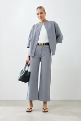 Camisa de jean a rayas verticales azules y blancas, con cuello mao y mangas largas.