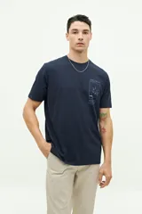 Remera verde militar de manga corta con estampado en el pecho.