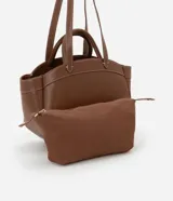 Bolso shopper grande color marrón, con costuras en contraste, doble asa de mano y correa larga desmontable. Incluye bolsillo interno desmontable.