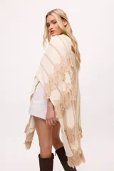 Ruana negra con flecos de algodón.