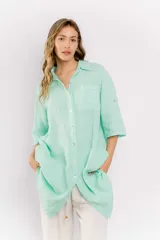 Vestido camisero largo color verde agua, de lino 100% natural, con cuello camisero, mangas 3/4 con trabilla y botón, cierre frontal con botones y bolsillo de parche en el pecho.