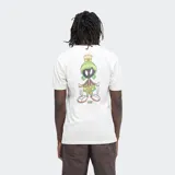 Remera blanca de algodón con cuello redondo y mangas cortas. Estampado frontal con el personaje Marvin el Marciano de Looney Tunes y el logo de Stance.