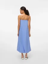 Vestido largo celeste de algodón, con cuello cuadrado y breteles finos. El corte es holgado y la falda tiene forma de globo. Incluye capa interior para evitar transparencias.