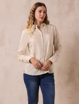 Camisa a rayas verticales color crema y blanco, marca Alex & Jordan. Cuello con solapa, abertura central con botones y bolsillo aplicado en el pecho.