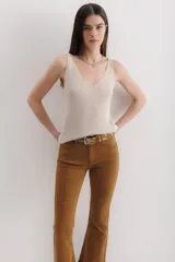 Musculosa azul con lurex, escote en V y breteles finos.