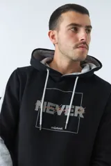 Buzo canguro color bordó con capucha y cordones negros. Tiene mangas largas con una franja vertical azul marino en los laterales y un estampado con texto en el pecho.