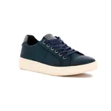 Zapato casual acordonado de hombre, color azul marino, estilo zapatilla urbana con suela gruesa color crema.