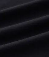 Remera deportiva térmica de manga larga para hombre, color negro, con cuello alto y cierre frontal parcial. Presenta recortes en los hombros y mangas raglán.