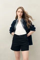 Short de algodón negro, tiro medio, con diseño clásico de cinco bolsillos y terminación limpia.