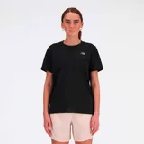 Remera deportiva negra de manga corta, con logo de New Balance estampado en el pecho.