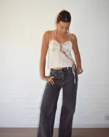 Top color champagne de seda con breteles finos, escote con frunce y lazos decorativos.