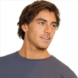 Remera azul navy de manga corta, confeccionada en 80% algodón y 20% poliéster. Presenta un calce regular, cuello ribeteado y estampado original de Maui and Sons.