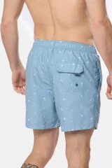 Short de baño celeste con estampado de veleros blancos, cintura elástica con cordón ajustable, dos bolsillos laterales y suspensor de malla fina.