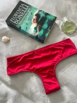 Culotte less tiro alto color rojo.