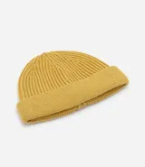Gorro corto tipo beanie color beige, tejido en lana acrílica con textura acanalada.