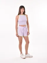 Short deportivo negro con cintura elástica ajustable con cordón, ribete blanco en ruedo y laterales.