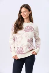 Buzo tejido en jacquard color crema con estampado de rosas azules y hojas marrones. Tiene cuello redondo y puños de rib.