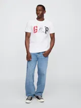 Remera blanca de algodón con logo GAP estampado en el frente con diseño de bandana en rojo, blanco y azul.