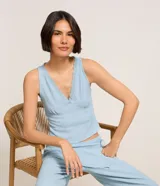 Blusa musculosa celeste confeccionada en anarruga, con escote en V y detalle de encaje.