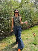 Remera corta de tafeta color verde militar con lunares de terciopelo negros, corte a la base y botón en la parte trasera.