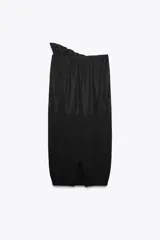 Falda midi negra de tiro alto con cintura elástica y frunces. Presenta detalle de tejido combinado y abertura en la parte trasera del ruedo.