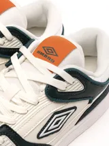 Championes urbanos Umbro Shoots, color blanco con detalles en gris.