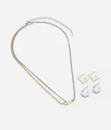 Conjunto de collar corto con cadena plateada y dorada, con dije de alfiler de gancho dorado. Incluye dos pares de aros de metal, uno dorado con forma cuadrada y otro plateado con forma hexagonal.