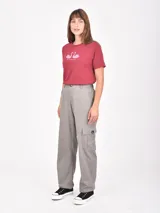 Pantalón cargo de mujer color verde militar, tiro alto, con bolsillos laterales y puños ajustables con cordón.