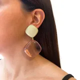 Aros colgantes con piezas geométricas de resina combinadas en verde claro y rosa.