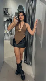 Top marrón con escote halter y abertura en el pecho.