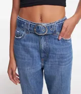 Pantalón mom jeans de tiro alto con cinturón con hebilla.