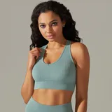 Top deportivo marrón acanalado con espalda racerback y abertura triangular.