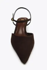 Zapato destalonado de ante color marrón chocolate, con tacón kitten y pulsera al tobillo con hebilla.