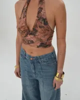 Pantalón de jean celeste de corte ancho con cintura alta y ruedo desflecado.