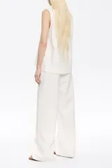 Pantalón largo de denim celeste, de corte wide leg, tiro bajo, con cinco bolsillos y cordón ajustable en la cintura.