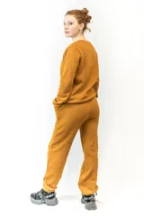 Sweater deportivo afelpado color camel, de cuello redondo y mangas largas con puños acanalados.