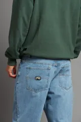 Pantalón de jean negro de corte recto.