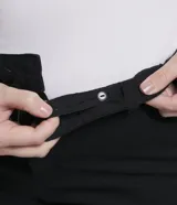 Short hot pants negro de sarga, con trabillas en la cintura, cierre frontal, bolsillos y bajo plegado.