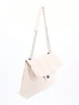 Cartera tipo bandolera color crema con textura acanalada, cadena plateada y cierre metálico.