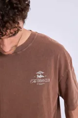 Remera gris oscuro de corte holgado con estampado pequeño en el pecho.