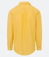 Camisa celeste de lino con cuello camisero, abotonadura frontal y mangas largas.