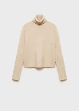 Sweater color beige de tejido de punto con cuello alto y mangas largas.