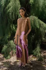 Vestido largo marrón con estampado de flores rosas, sin mangas y corte holgado.