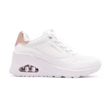 Championes urbanos Skechers Street Uno Wedge Hi Steps, color blanco con detalles en dorado. Cuentan con plantilla Skechers Air-Cooled Memory Foam y entresuela con cámara de aire visible Skech-Air.