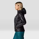 Campera negra con capucha, ultraliviana, rellena de poliéster reciclado. Cuenta con un bolsillo seguro en el pecho con cremallera, dos bolsillos seguros con cremallera para las manos, puños elásticos y dos ajustadores de dobladillo inferior. Se puede guardar en su propio bolsillo.