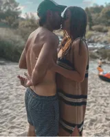 Vestido tejido con hilado de algodón de alta calidad, color tostado con rayas horizontales en azul marino y blanco.